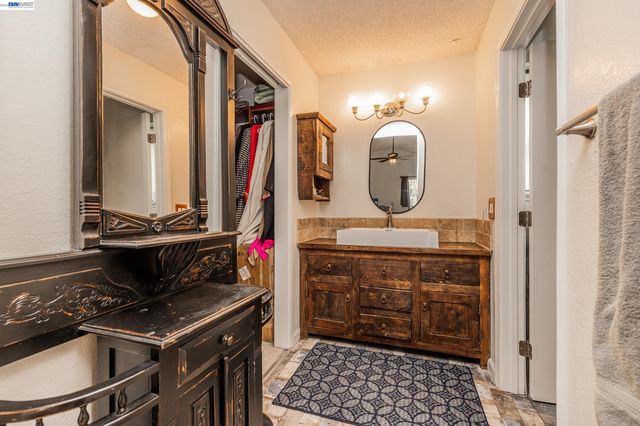 6382 Buena Vista Dr B, Newark, CA 94560