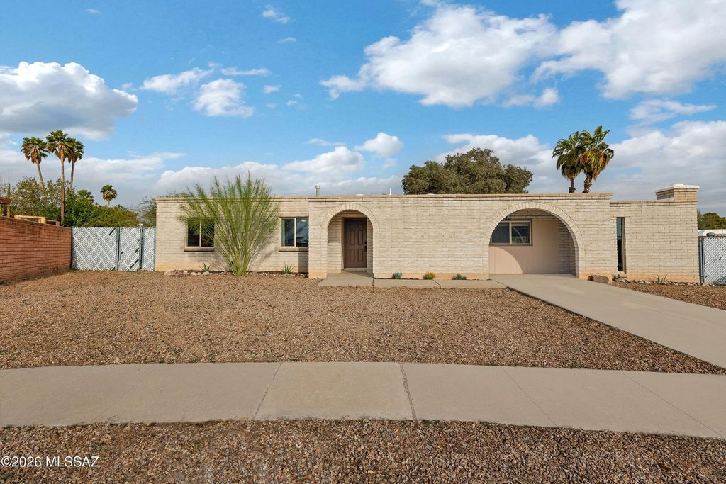 2572 W Calle Genova, Tucson, AZ 85745