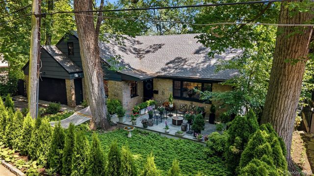 2 Sherwood Place, Scarsdale, NY 10583