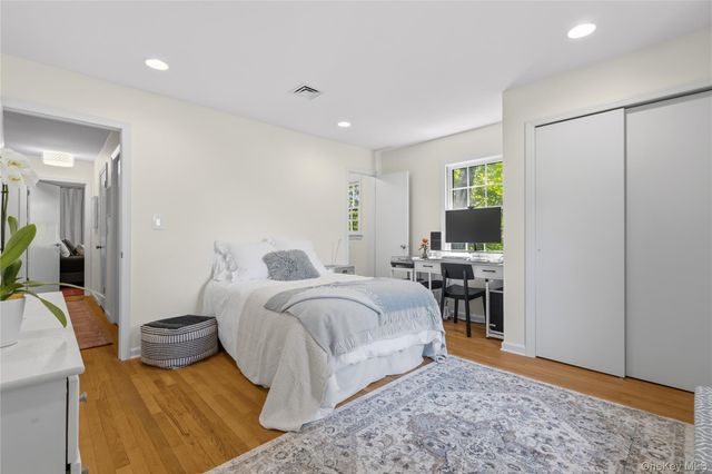 2 Sherwood Place, Scarsdale, NY 10583