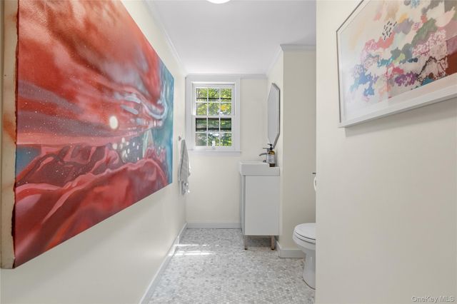 2 Sherwood Place, Scarsdale, NY 10583