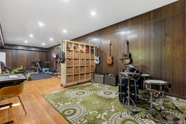 2 Sherwood Place, Scarsdale, NY 10583
