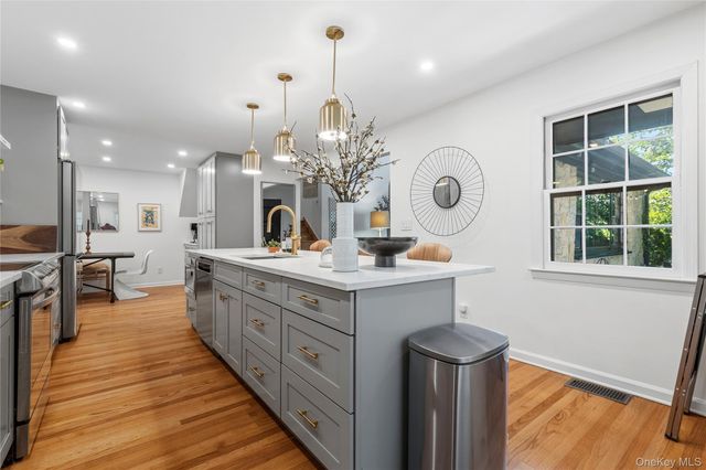 2 Sherwood Place, Scarsdale, NY 10583