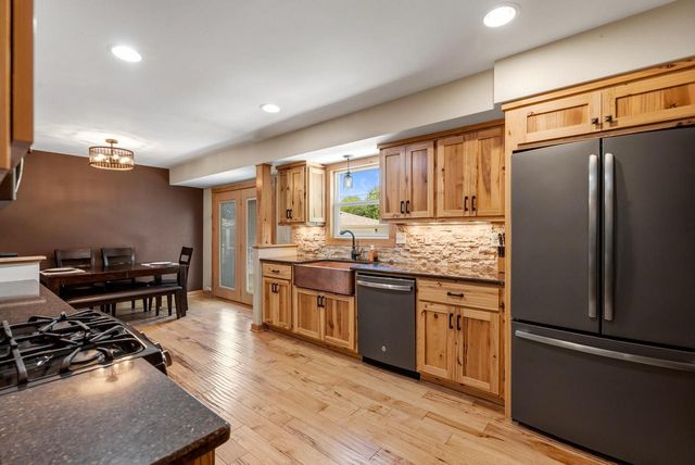 5426 Middleton DRIVE, Greendale, WI 53129