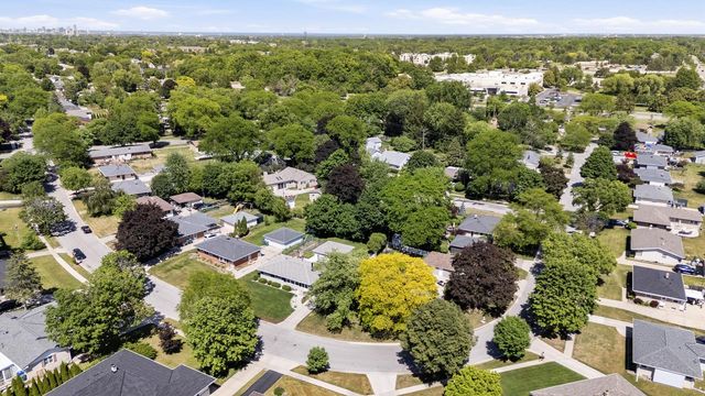 5426 Middleton DRIVE, Greendale, WI 53129