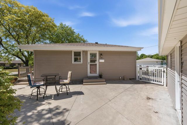 5426 Middleton DRIVE, Greendale, WI 53129