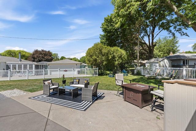 5426 Middleton DRIVE, Greendale, WI 53129