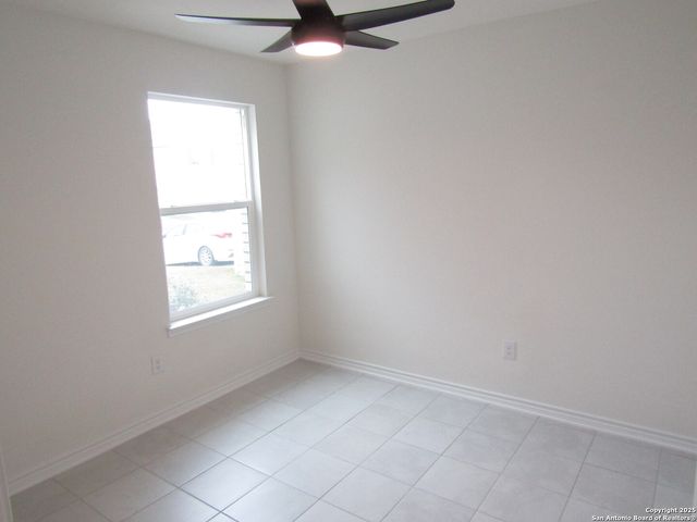 8517 BAREFOOT LN, Converse, TX 78109