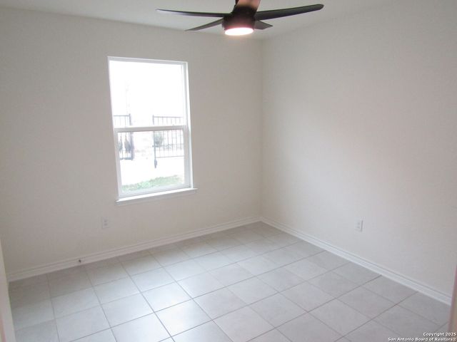 8517 BAREFOOT LN, Converse, TX 78109