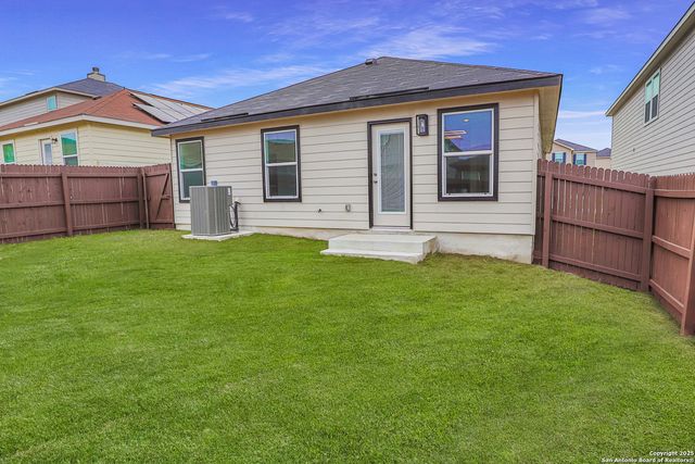 8517 BAREFOOT LN, Converse, TX 78109