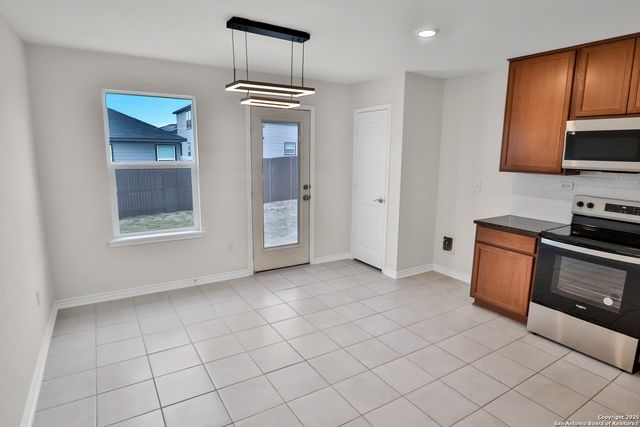 8517 BAREFOOT LN, Converse, TX 78109