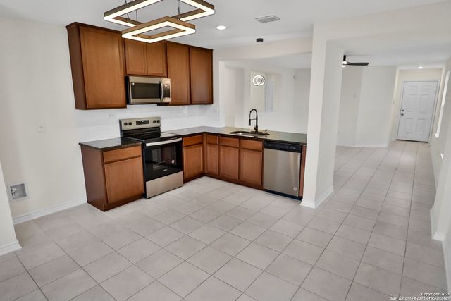 8517 BAREFOOT LN, Converse, TX 78109