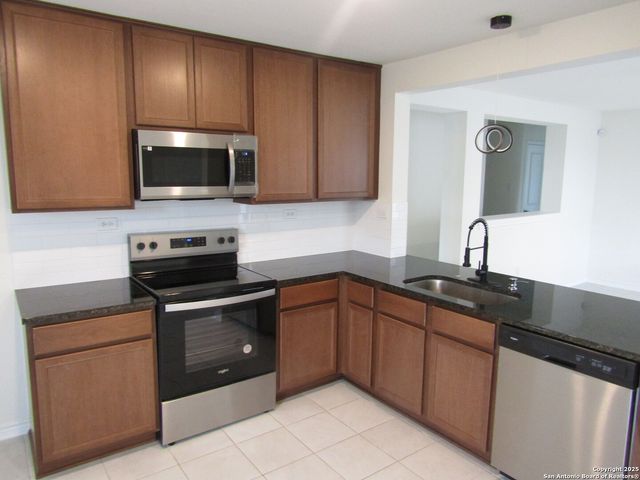 8517 BAREFOOT LN, Converse, TX 78109