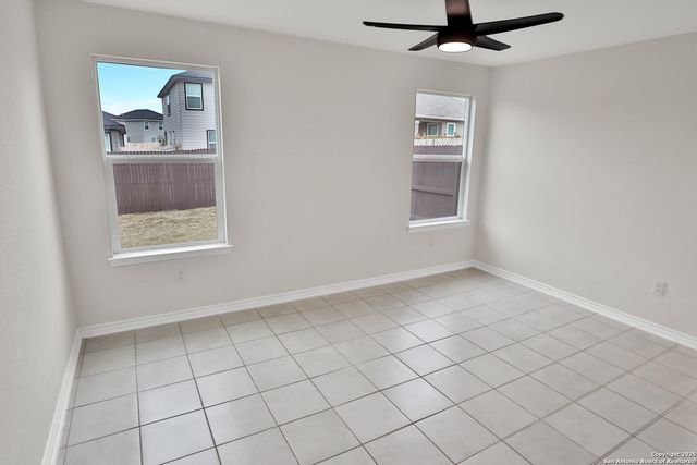 8517 BAREFOOT LN, Converse, TX 78109