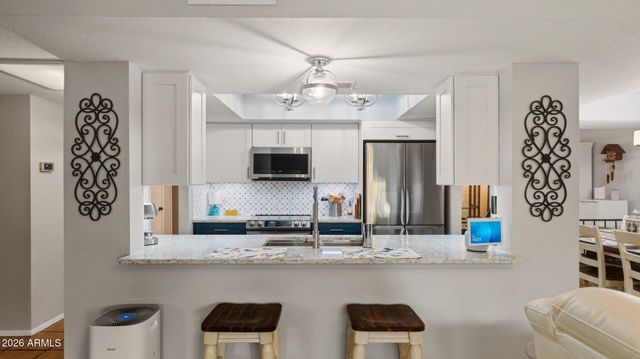 5621 W HEARN Road, Glendale, AZ 85306