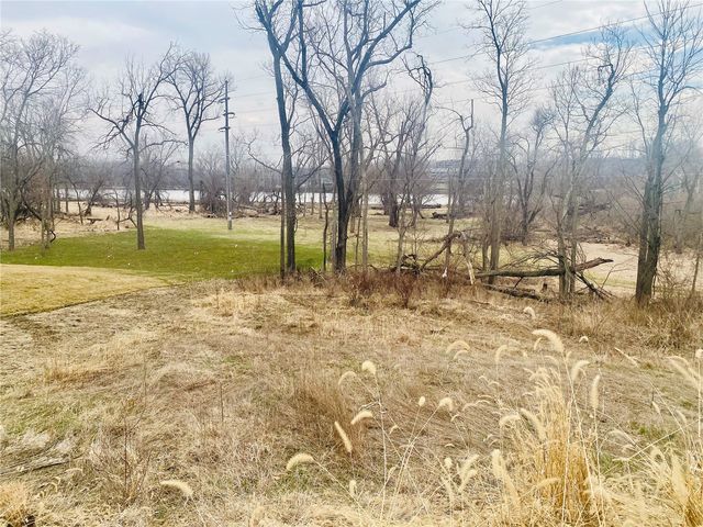 5727 Seminole Valley Trail NE, Cedar Rapids, IA 52411