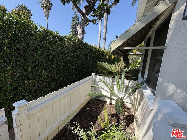 1527 W Centinela Avenue D, Santa Monica, CA 90404