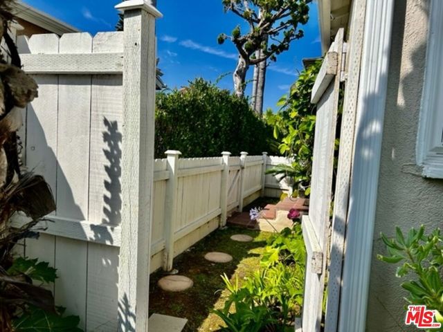 1527 W Centinela Avenue D, Santa Monica, CA 90404