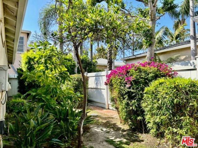 1527 W Centinela Avenue D, Santa Monica, CA 90404