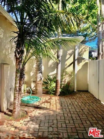 1527 W Centinela Avenue D, Santa Monica, CA 90404