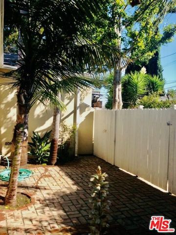 1527 W Centinela Avenue D, Santa Monica, CA 90404