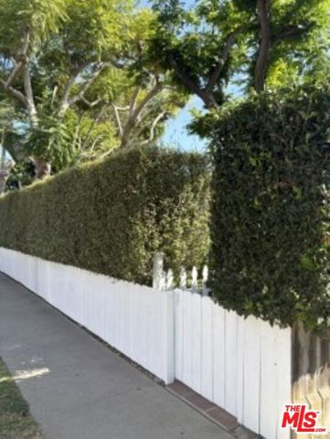 1527 W Centinela Avenue D, Santa Monica, CA 90404