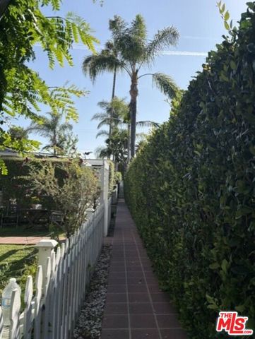 1527 W Centinela Avenue D, Santa Monica, CA 90404