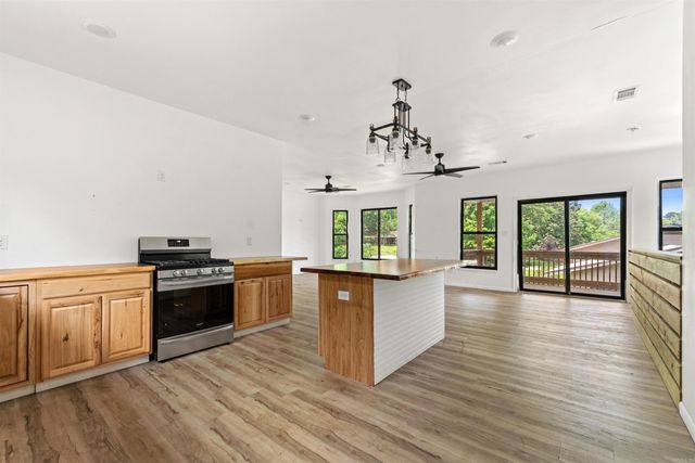 1925 W Lakeview Drive, Benton, AR 72015
