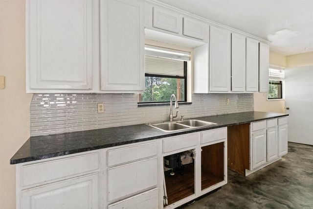 1925 W Lakeview Drive, Benton, AR 72015