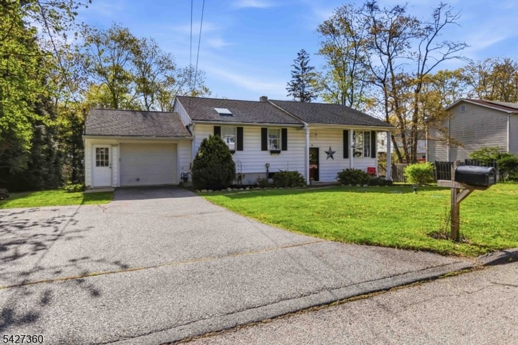 23 Hancock Dr, West Milford Twp., NJ 07480