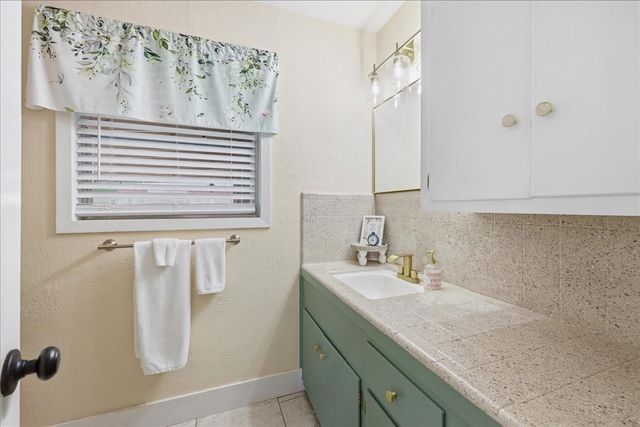 1833 W Decker Avenue, Orange, TX 77632