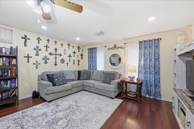 1833 W Decker Avenue, Orange, TX 77632