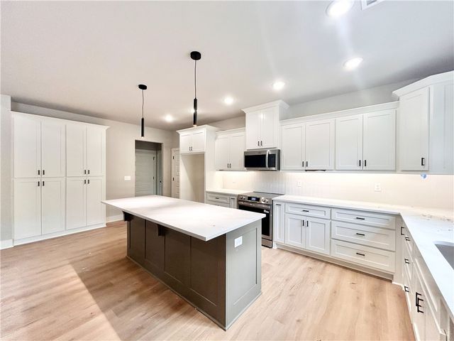 8 Naver Lane, Bella Vista, AR 72715