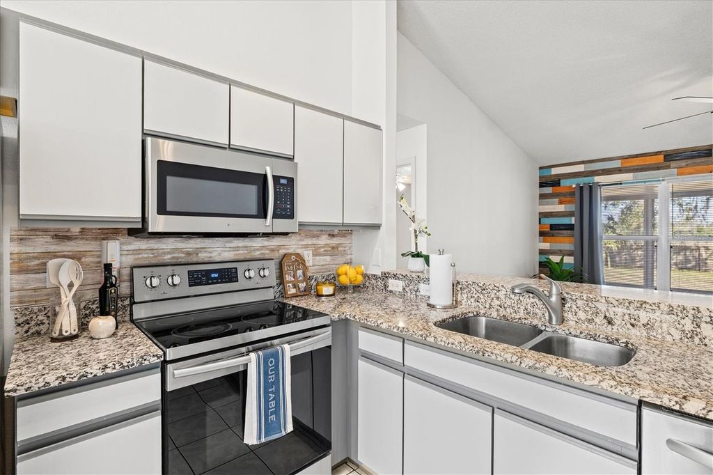 Image 8 of property listing at 11203 2ND AVENUE E, Bradenton, FL 34212