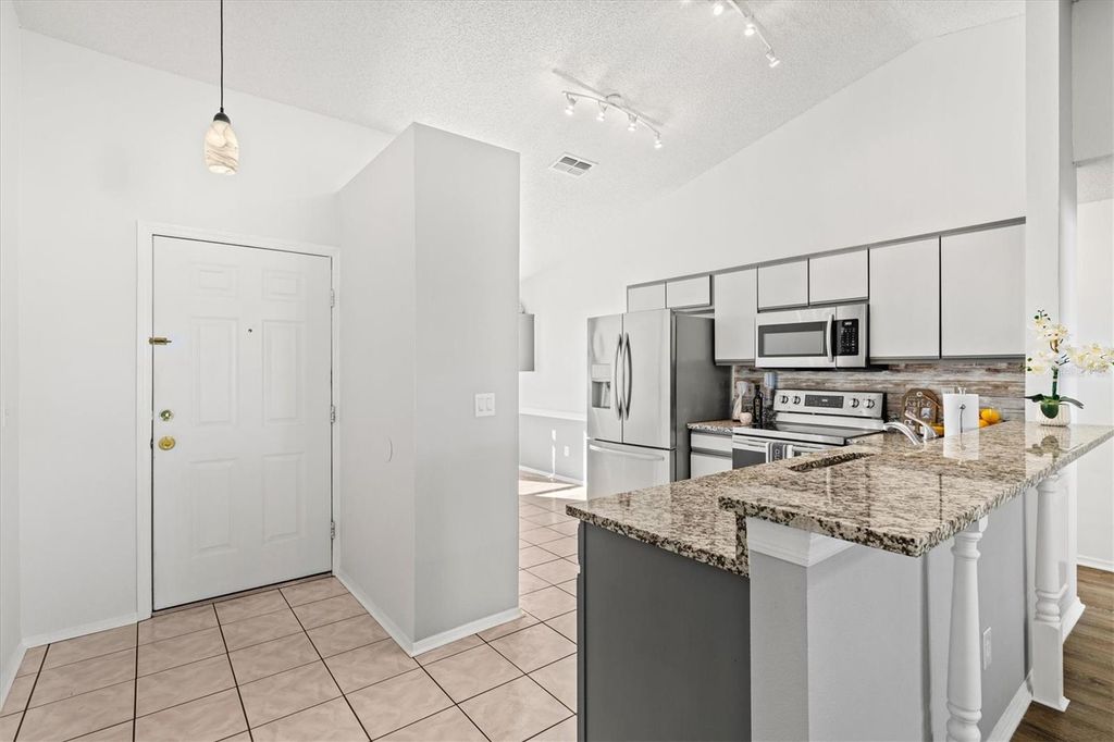 Image 10 of property listing at 11203 2ND AVENUE E, Bradenton, FL 34212