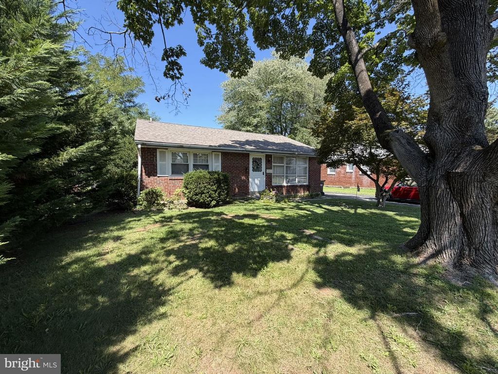 2527 SPRINGVIEW RD, NORRISTOWN, PA 19401 — exterior