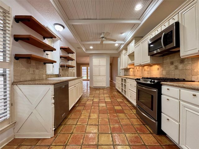 116 Bougainvillea Street, Lake Jackson, TX 77566