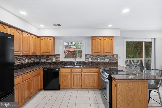 6537 PALISADES DR, Centreville, VA 20121