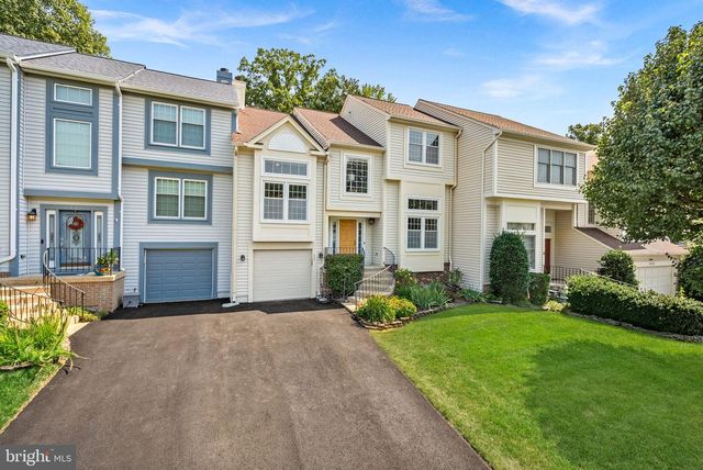 6537 PALISADES DR, Centreville, VA 20121