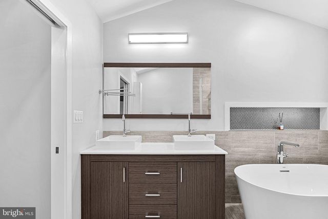6537 PALISADES DR, Centreville, VA 20121
