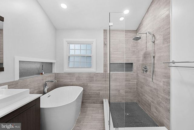 6537 PALISADES DR, Centreville, VA 20121