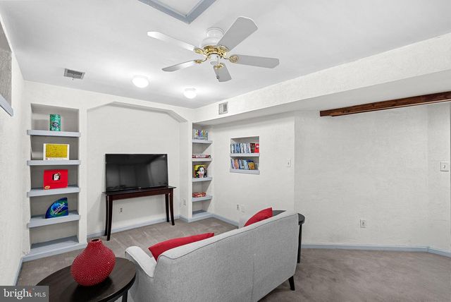 6537 PALISADES DR, Centreville, VA 20121