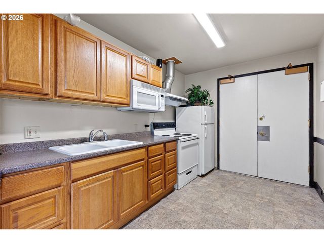 2187 W 15TH Ct, Eugene, OR 97402