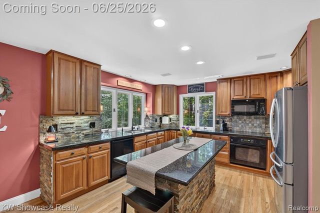 11073 Sandy Creek Drive, South Lyon, MI 48178