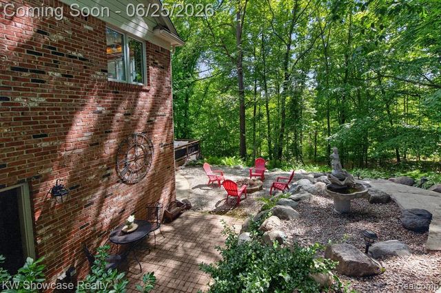 11073 Sandy Creek Drive, South Lyon, MI 48178