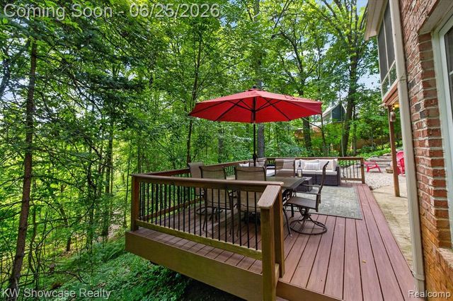11073 Sandy Creek Drive, South Lyon, MI 48178