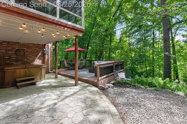 11073 Sandy Creek Drive, South Lyon, MI 48178