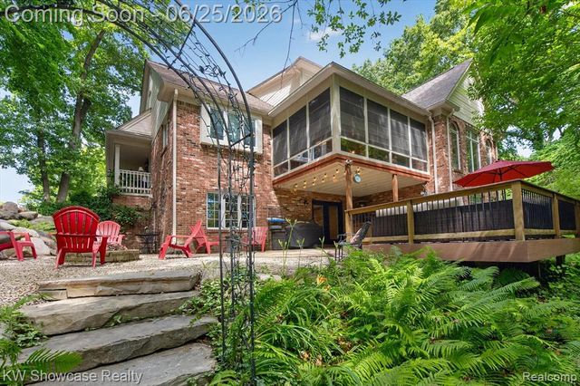 11073 Sandy Creek Drive, South Lyon, MI 48178