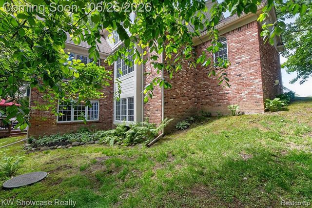 11073 Sandy Creek Drive, South Lyon, MI 48178