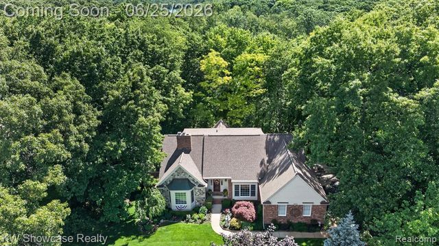 11073 Sandy Creek Drive, South Lyon, MI 48178